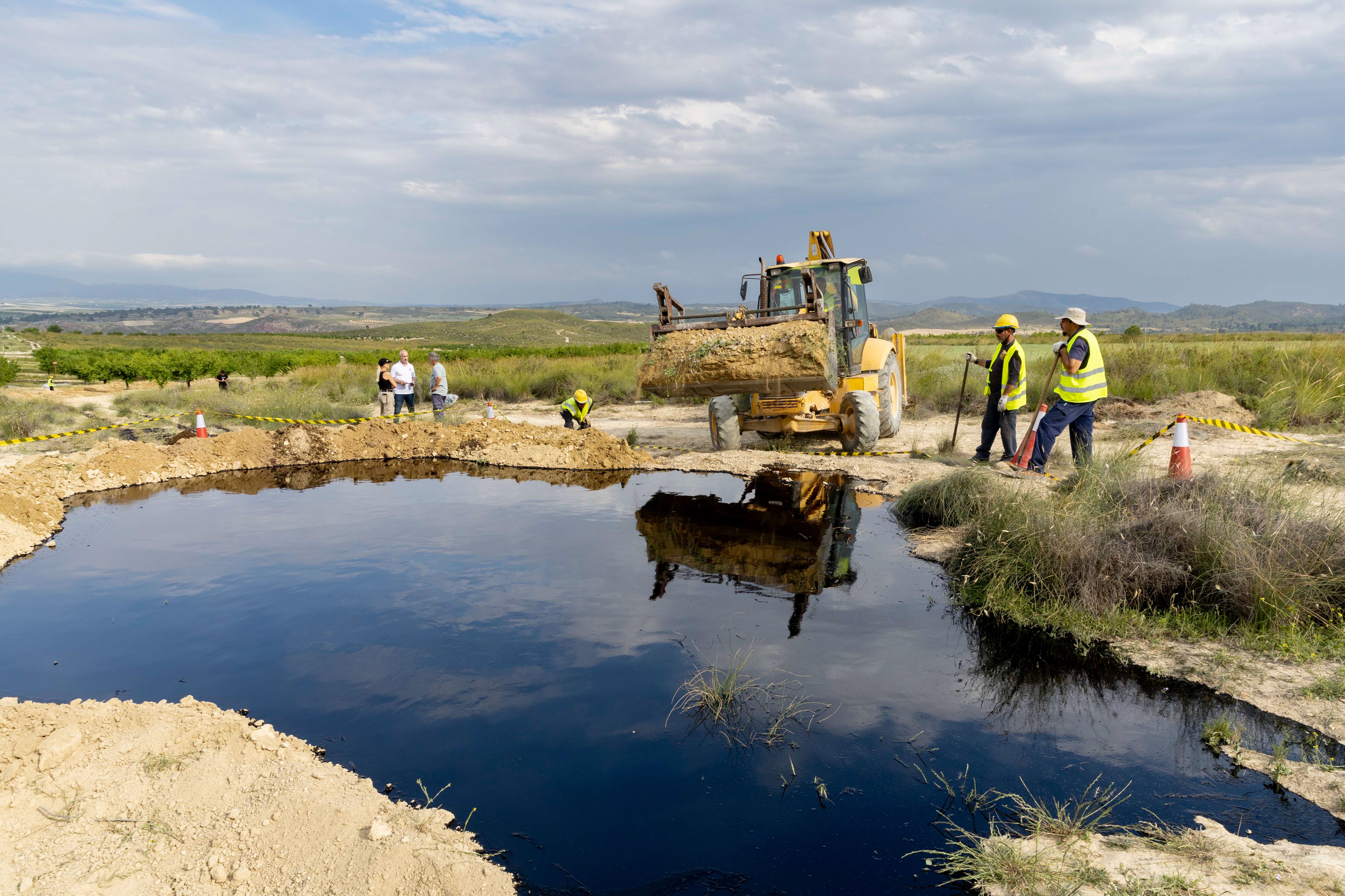 CALASPARRA (MURCIA), 22/05/2025.- Varios operarios trabajan en la contención de la fuga de petróleo del oleoducto de Repsol que se ha producido por la rotura de la tubería este jueves en el municipio de Calasparra (Murcia). Un vertido de petróleo por una rotura en el oleoducto que va de Cartagena a Puertollano (Ciudad Real) ha contaminado parcialmente una finca rural de Calasparra (Murcia), según ha informado Protección Civil. Se ha tenido conocimiento del incidente a través de una llamada al 112 en torno a las 12,15 horas realizada por un agricultor que informaba de la rotura de una tubería en una parcela agrícola en el municipio de Calasparra. EFE/ Marcial Guillén
