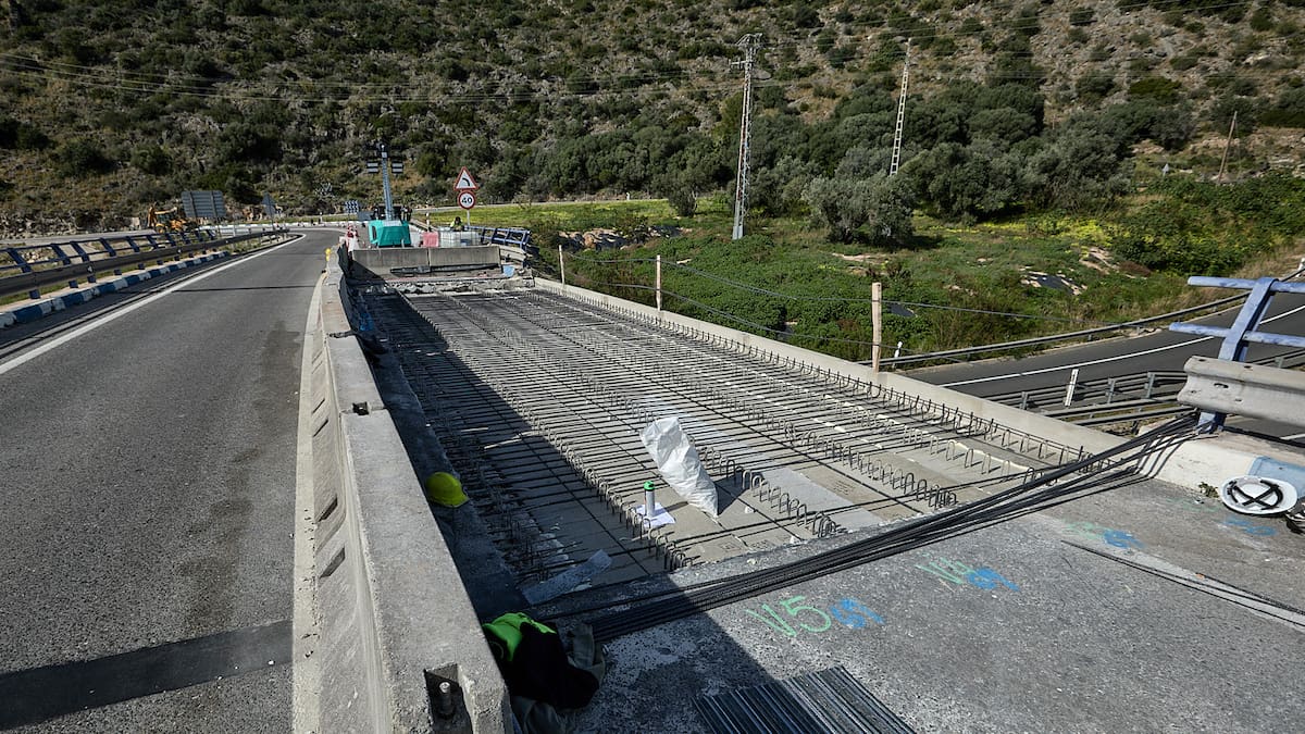 Los trabajos en el puente sobre la N-332 avanzan y el tráfico podría reabrirse en un mes