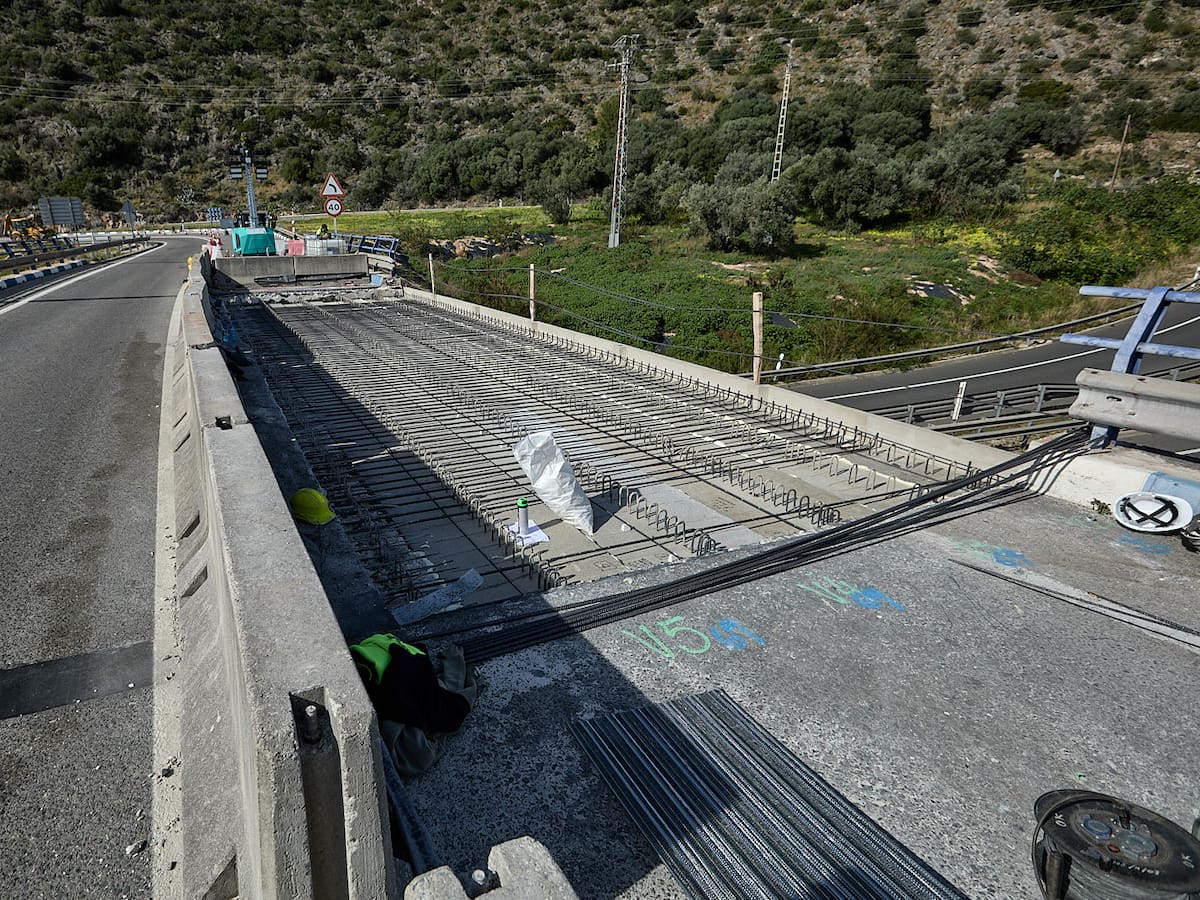 Los trabajos en el puente sobre la N-332 avanzan y el tráfico podría reabrirse en un mes