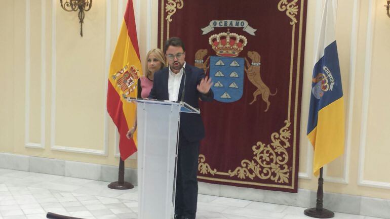 El secretario general del PP en Canarias, Asier Antona, junto a la diputada regional Australia Navarro.