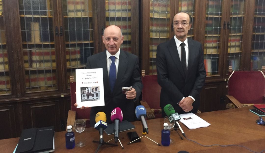 Vicente Rouco y el presidente de la Audiencia Provincial de Cuenca, José Eduardo Martínez Mediavilla (d), en la presentación de la Memoria de 2018