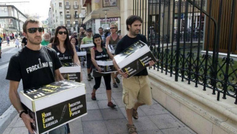 Activistas de Fracking Ez Araba trasladan en cajas al Parlamento vasco 100.000 firmas en apoyo de la ILP