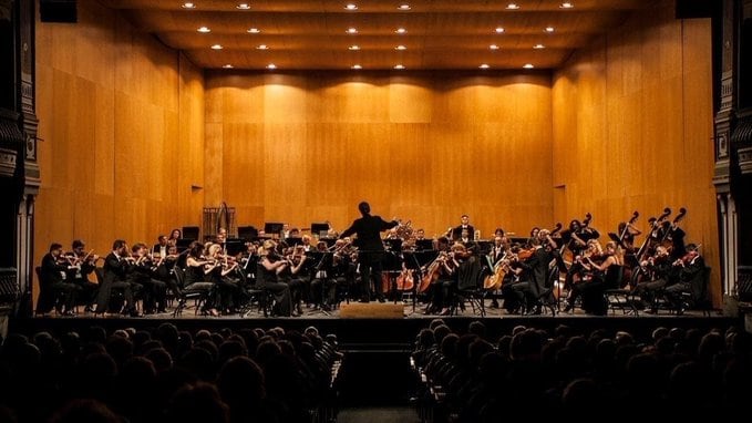 Un momento de la interpretación de la orquesta filarmónica de Málaga en el Teatro Cervantes de Málaga