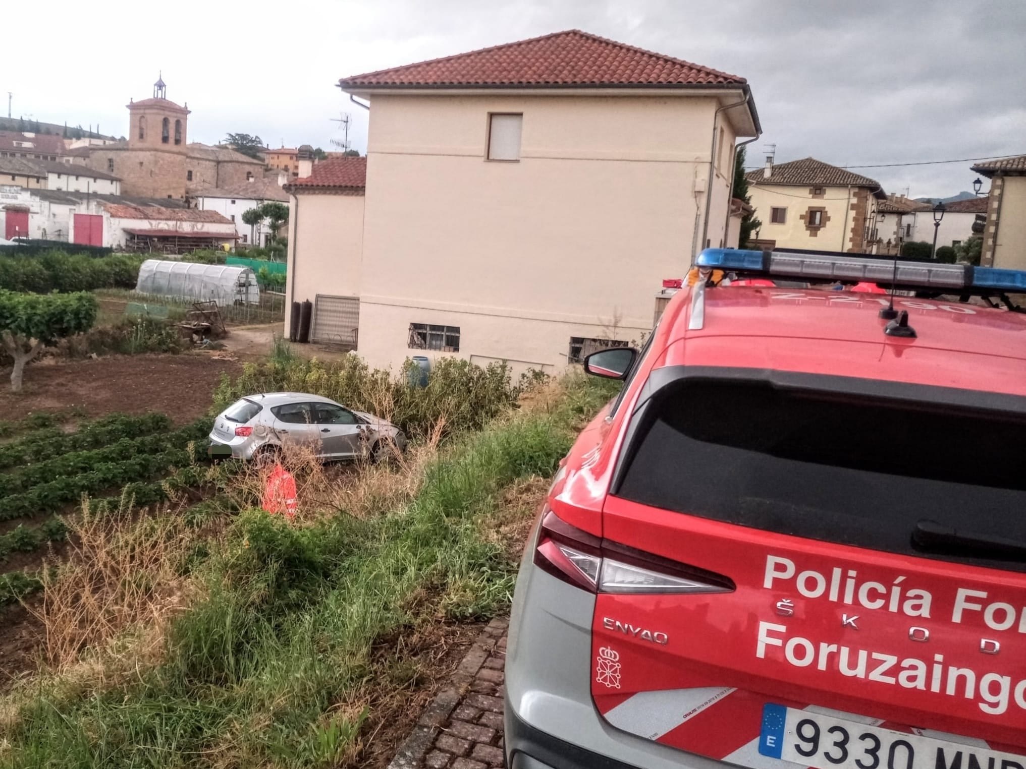 Lugar de los hechos donde un hombre ha sido trasladado grave tras ser atropellado cuando iba a abrir el colegio electoral en Enériz (Navarra)