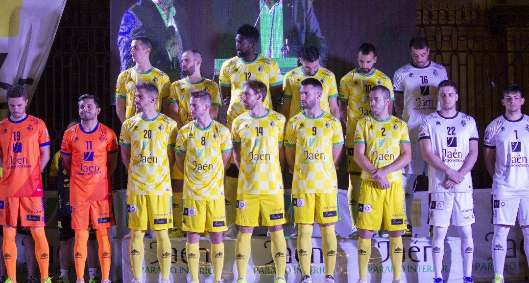 Los jugadores del Jaén Paraíso Interior durante la presentación en la Catedral.
