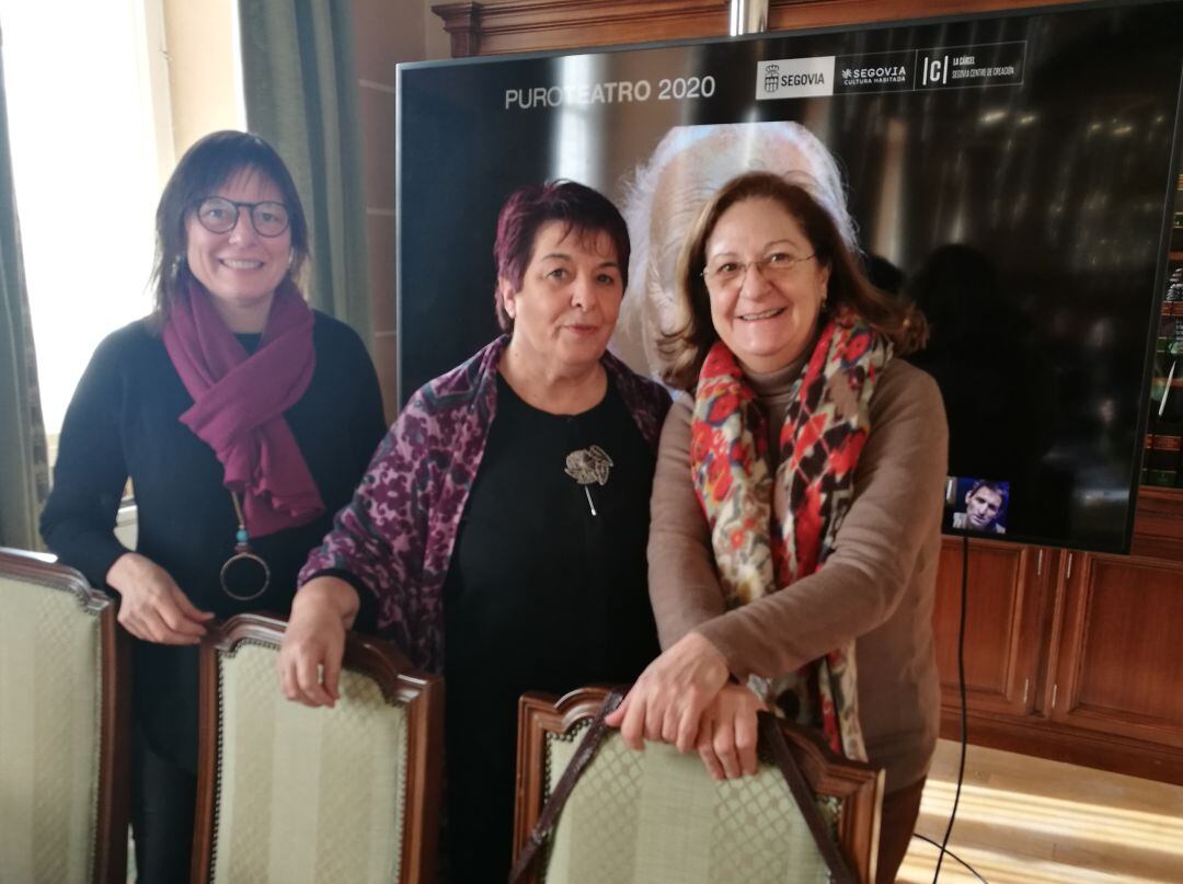 La concejala de cultura Gina Aguiar, junto a la alcaldesa Clara Luquero y las actriz Rosario Pardo durante la presentación de Puro Teatro