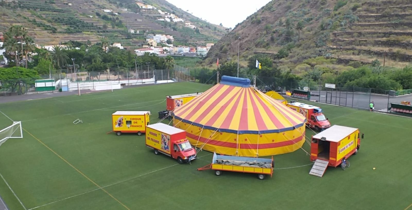 Ubicado en un campo de deporte