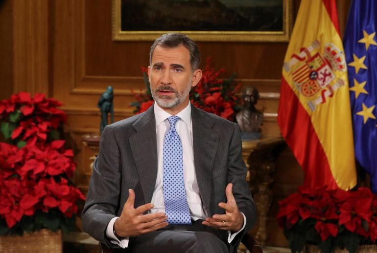 El rey Felipe VI, durante su tradicional mensaje de Navidad desde el Palacio de La Zarzuela