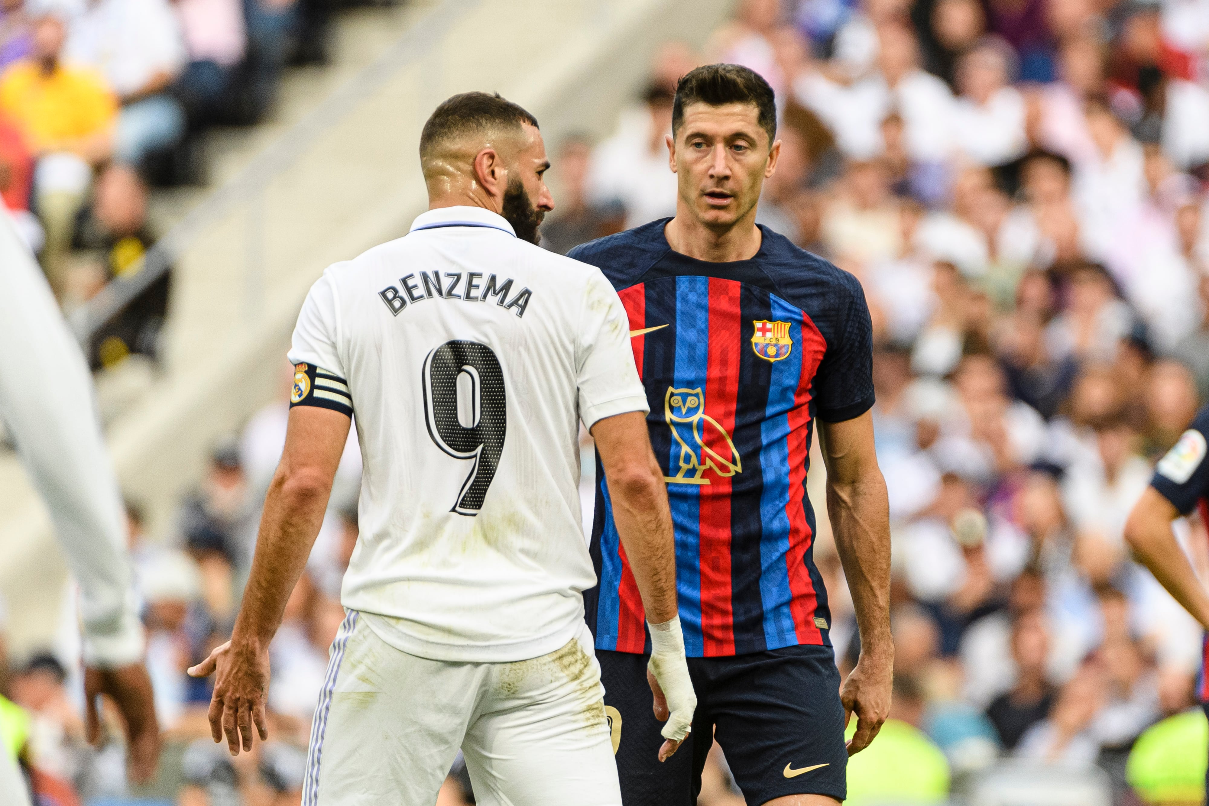 Karim Benzema y Robert Lewandowski en el Clásico de LaLiga Santander.