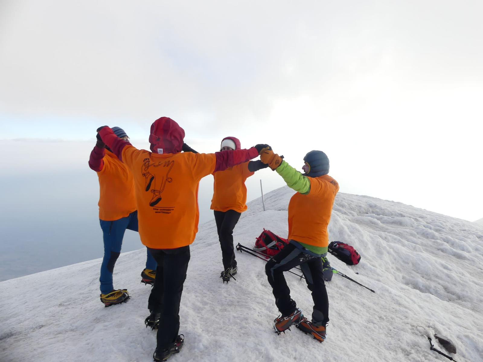 Els quatre membres del Grup Sardanista Montserrat complint amb el propòsit de ballar una sardana a més de 5.000 metres, al mont Ararat, de Turquia. Foto: Facilitada per Grup Sardanista Montserrat.