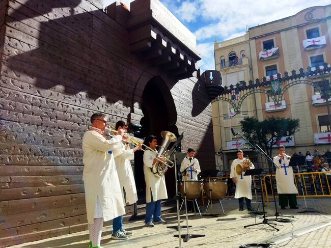 Los músicos de la Orquestra Simfònica d'Alcoi interpretando 'Alcoi, ma patria', la fanfarria de José María Valls Satorres a las puertas del castillo y durante la espera de la Embajada Mora.