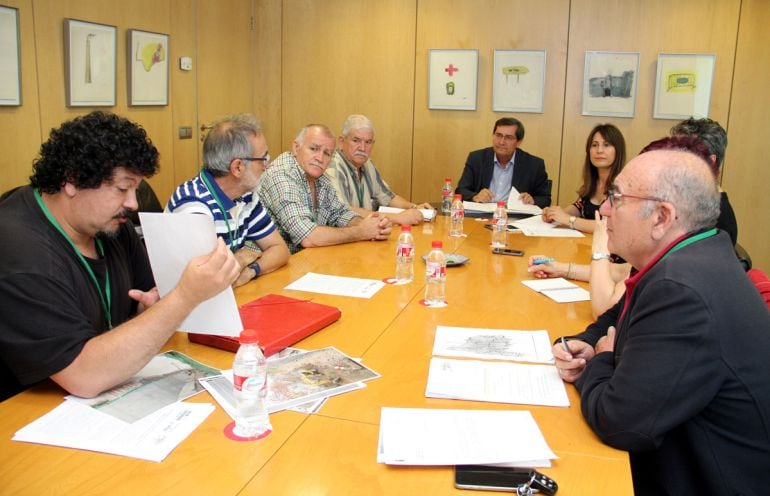 Reunión del presidente de la Diputación de Granada, José Entrena, con el colectivo &quot;Marea Amarilla&quot;