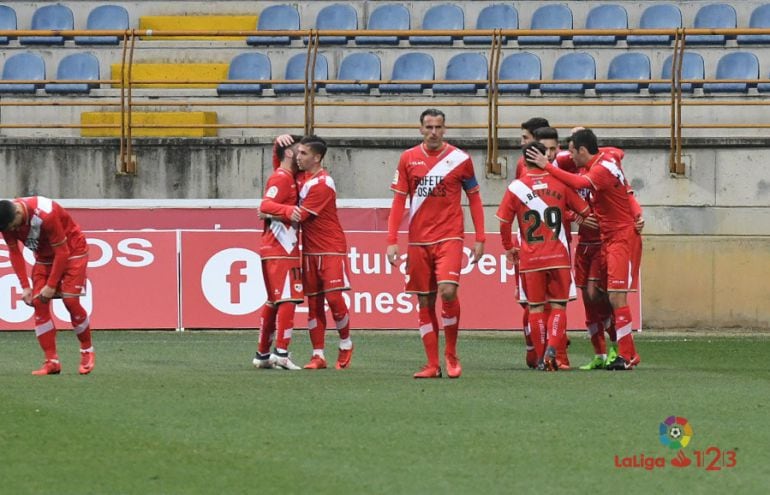 El Rayo Vallecano celebra uno de los goles del partido