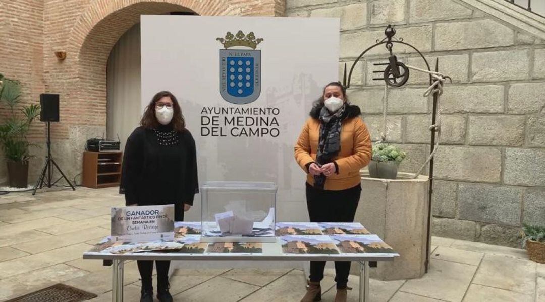 Nadia González, edil de turismo, y Patricia Carreño, responsable de desarrollo local, en el momento del sorteo