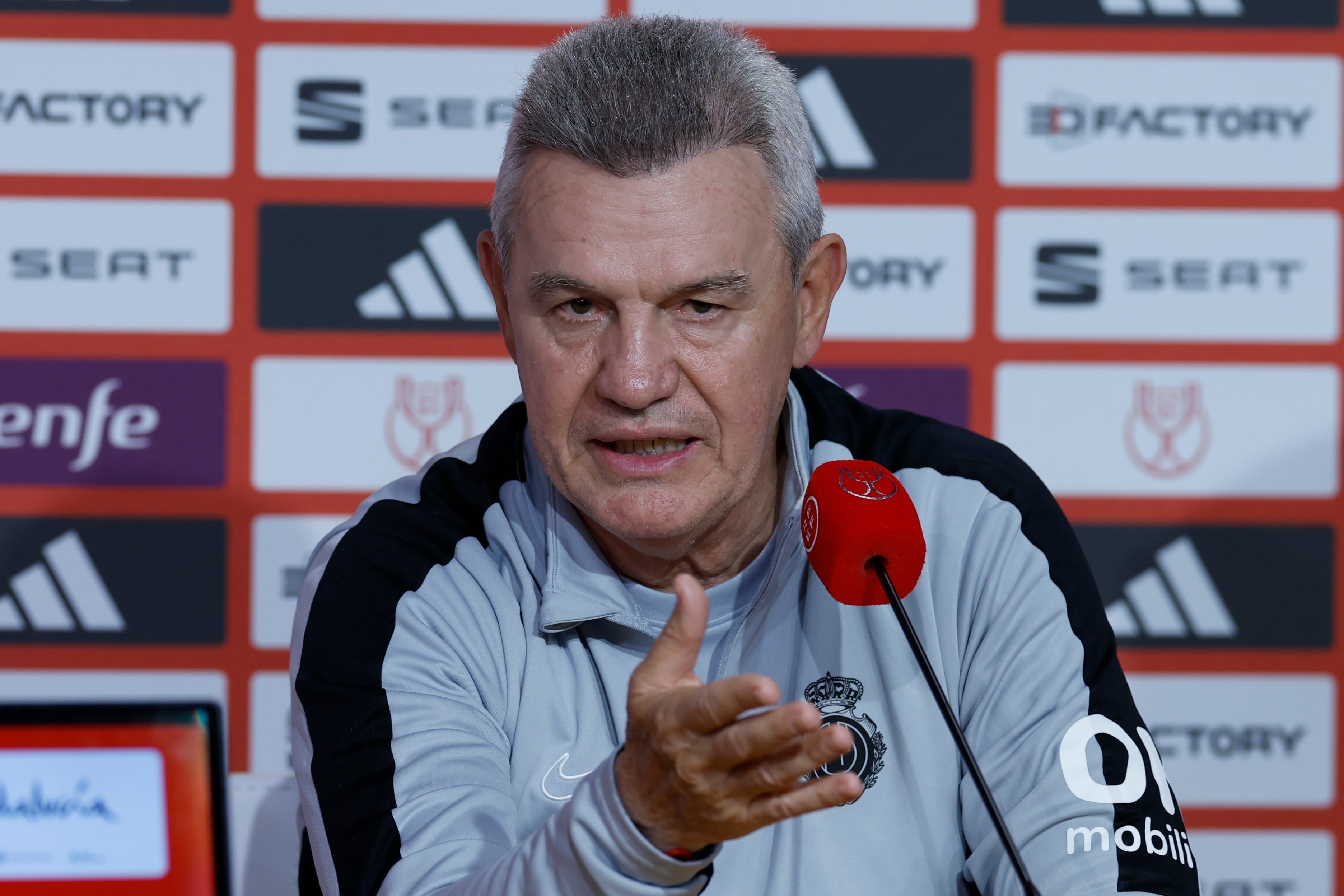 GRAFAND331. SEVILLA, 05/04/2024.- El entrenador del Real Club Deportivo Mallorca, Javier Aguirre, durante la rueda de prensa previa a la final de la Copa del Rey que este sábado disputará su equipo contra el Athletic Club en el estadio de La Cartuja de Sevilla. EFE/Julio Muñoz
