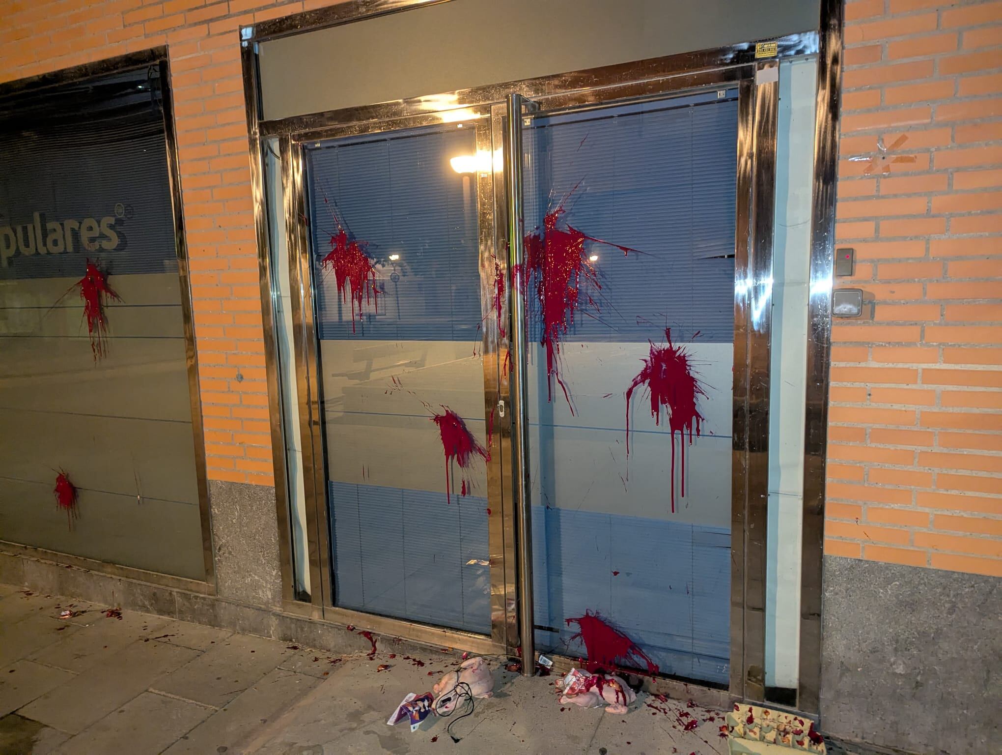 Estado en el que ha quedado la fachada de la sede del Partido Popular en Huesca