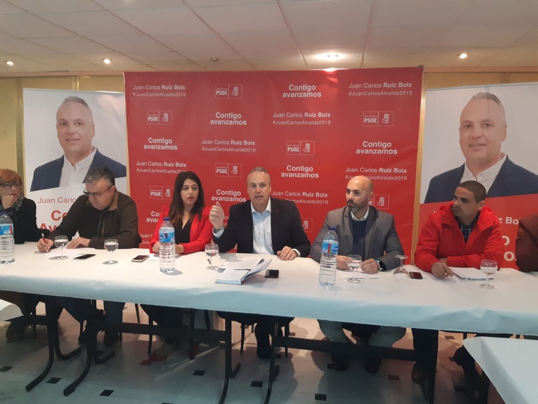 Juan Carlos Ruiz Boix y miembros de su Ejecutiva presentan el programa electoral del PSOE de San Roque