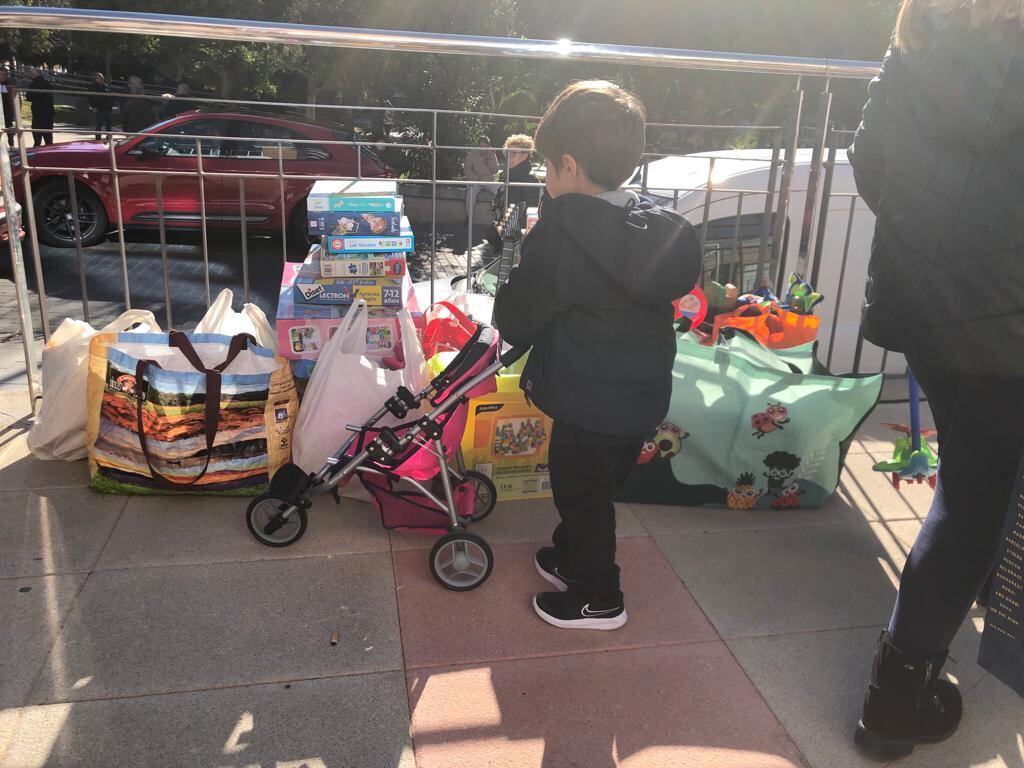 Los niños y niñas de Elda donan los juguetes para los pequeños más vulnerables