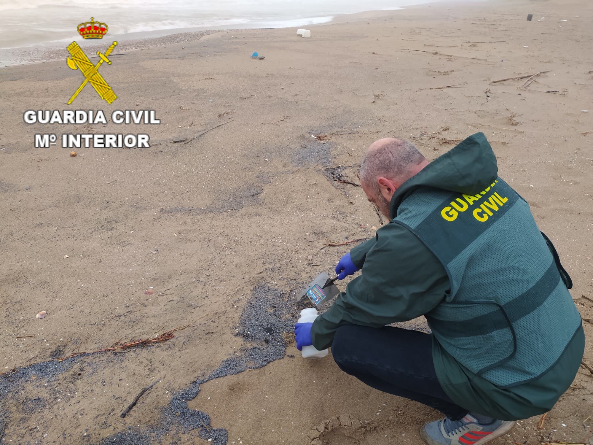 Toma de muestras de la Guardia Civil de la sustancia aparecida en las playas