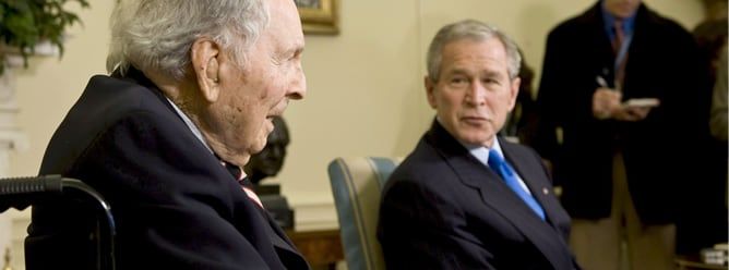 Frank Woodruff Buckles, durante una recepción del expresidente George W. Bush