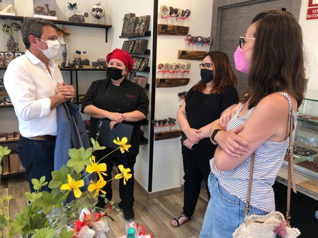 El alcalde de Irun, José Antonio Santano, y la delegada de Impulso de Ciudad, Juncal Eizaguirre y de Chocolates de Irun, Aitziber Falque y su compañera 