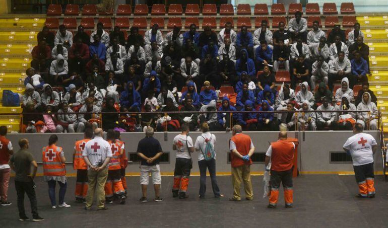 Inmigrantes atendidos por personal de Cruz Roja en el Polideportivo Vista Alegre