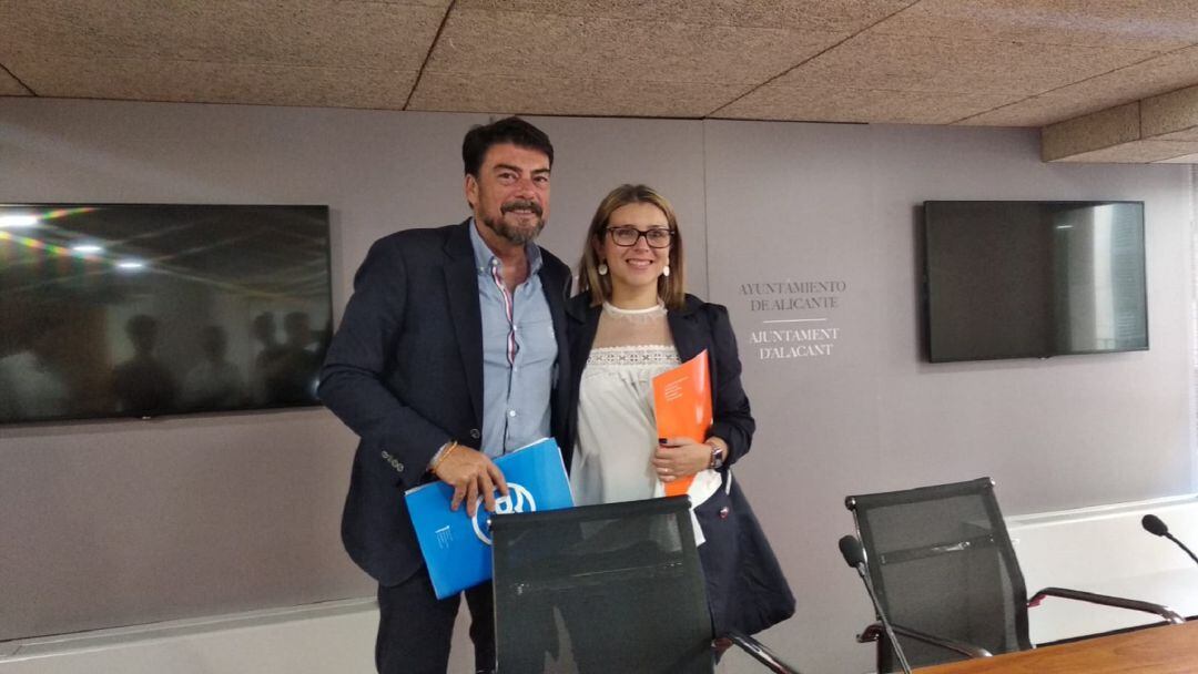 El alcalde Luis Barcala y la líder de Ciudadanos Mari Carmen Sánchez antes de anunciar el acuerdo de gobierno y el reparto de áreas el pasado viernes