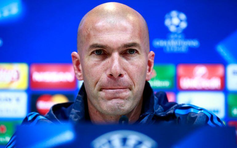 Zinedine Zidane en un momento de la rueda de prensa previa al partido de semifinales de la Champions que le enfrenta esta noche al Manchester 