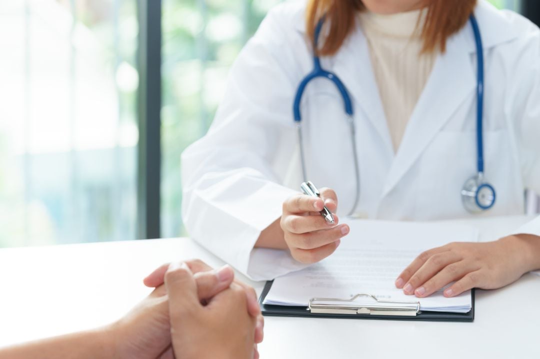 Una médico pasando consulta