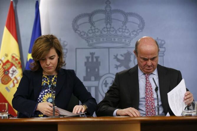 El ministro de Economía, Luis de Guindos, y la vicepresidenta del Gobierno, Soraya Sáenz de Santamaría, explican en rueda de prensa los acuerdos adoptados en el Consejo de Ministros.