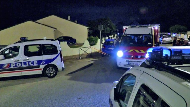 Vehículos policiales en las inmediaciones del domicilio del policía asesinado en Magnanville, a las afueras de París.