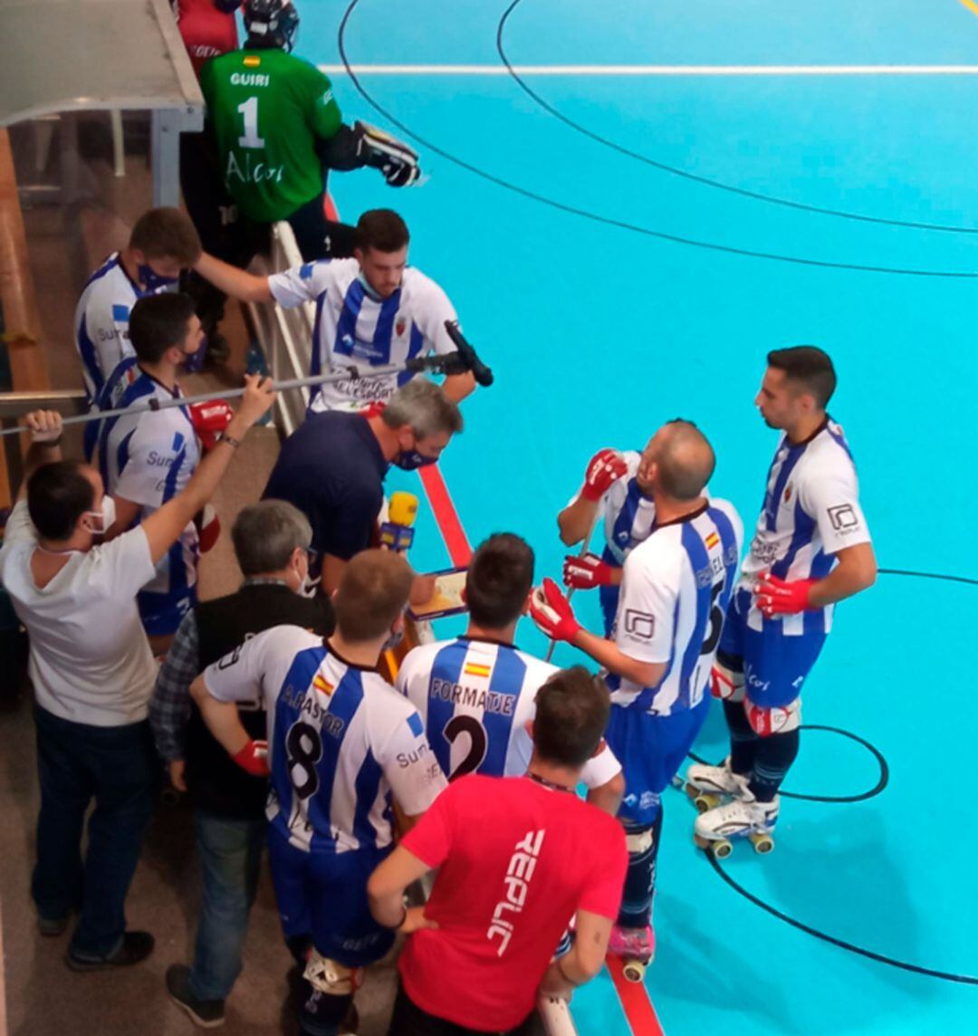 Lorenzo Pastor dando instrucciones a sus jugadores