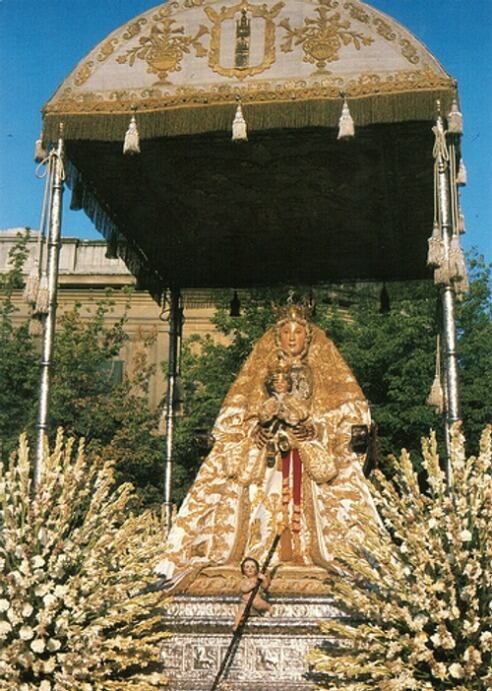 Imagen de archivo de la Virgen de los Reyes, patrona de la archidiócesis de Sevilla, en su salida procesional de cada 15 de agosto.