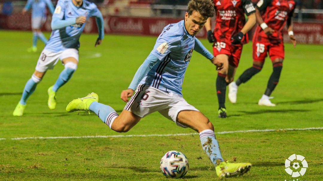 Denis Suárez controla un balón durante el partido ante el Mirandés