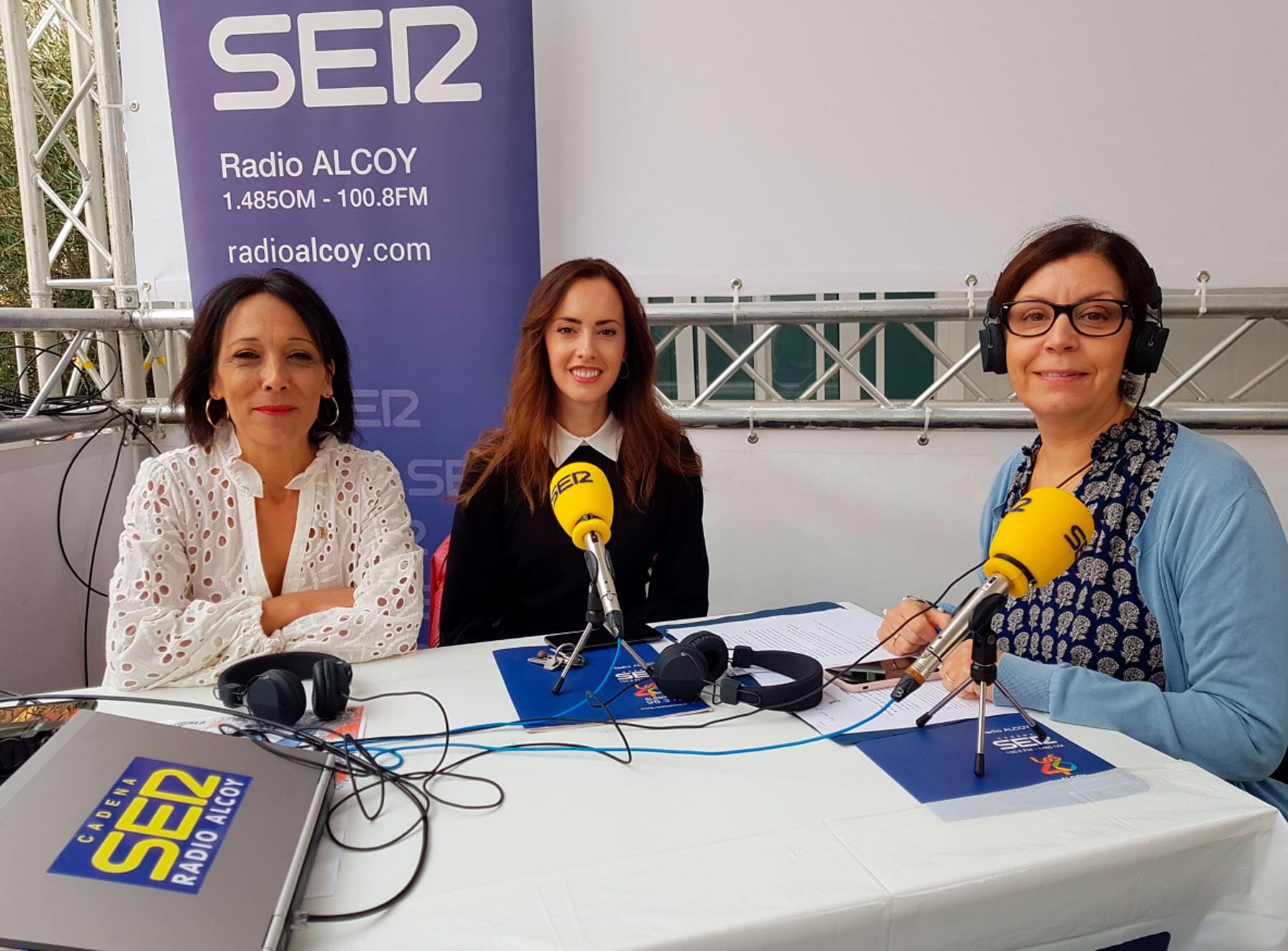 La concejal Eugenia Miguel y la alcadesa Mireia Estepa, junto a Lucía Gadea