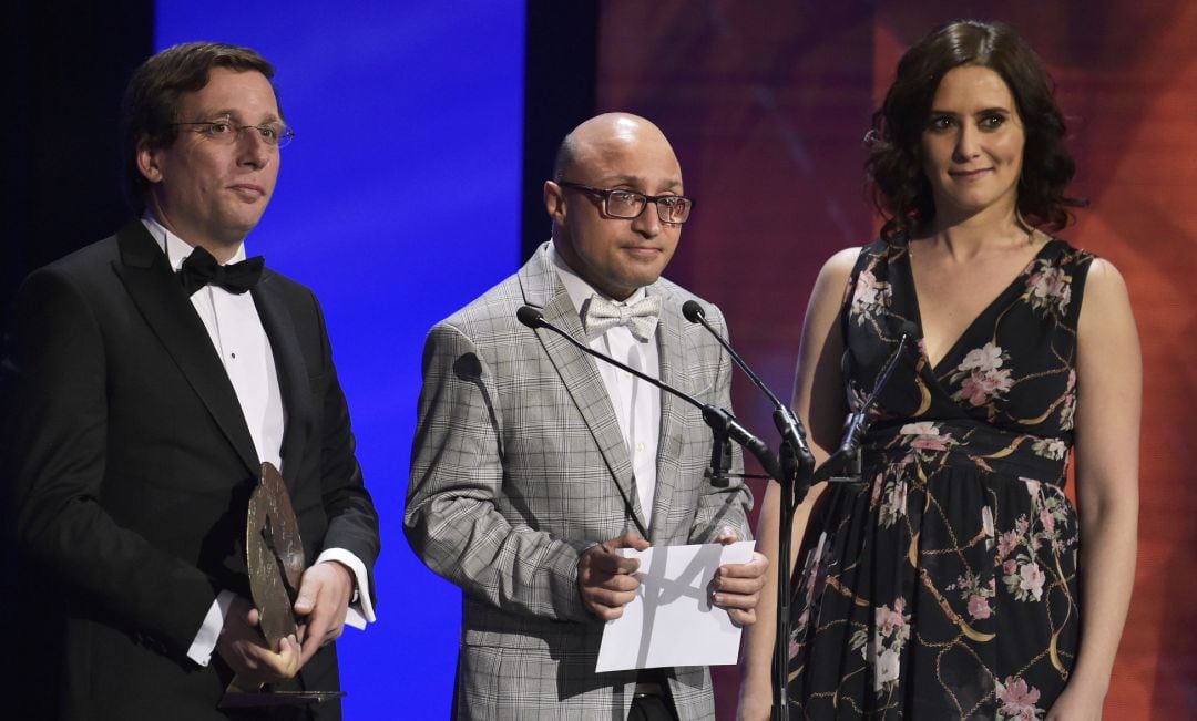 El alcalde de Madrid, José Luis Martínez-Almeida, y la presidenta de la Comunidad de Madrid, Isabel Díaz Ayuso, junto al actor Jesús Vidal en la gala de los premios forqué 2020.