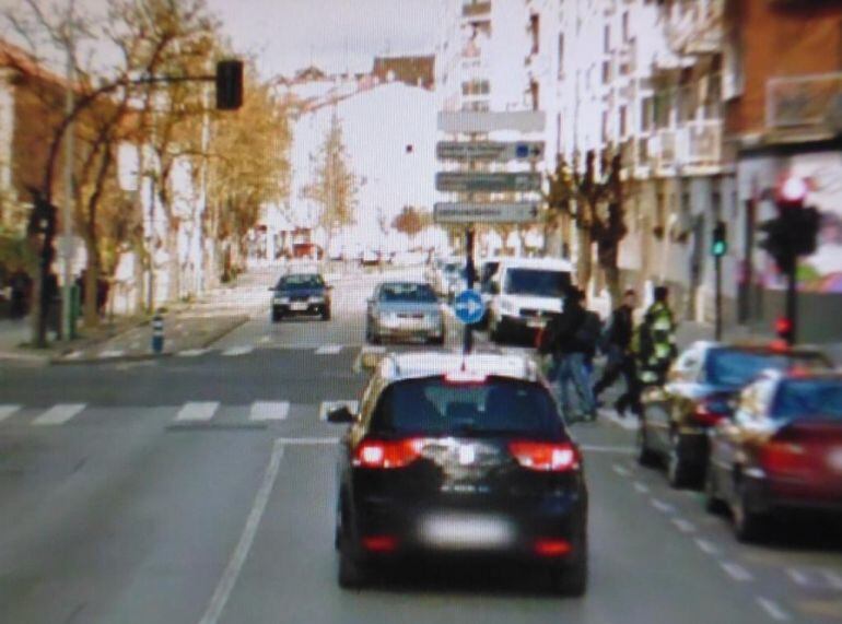 Accidente turismo y ciclomotor, conductor se da a la fuga