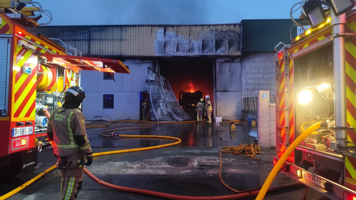 Arde una nave industrial en San Cibrao