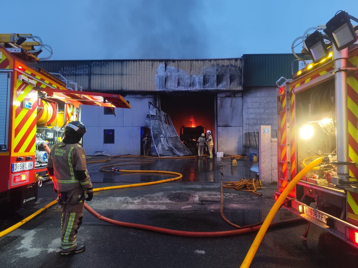 Arde una nave industrial en San Cibrao