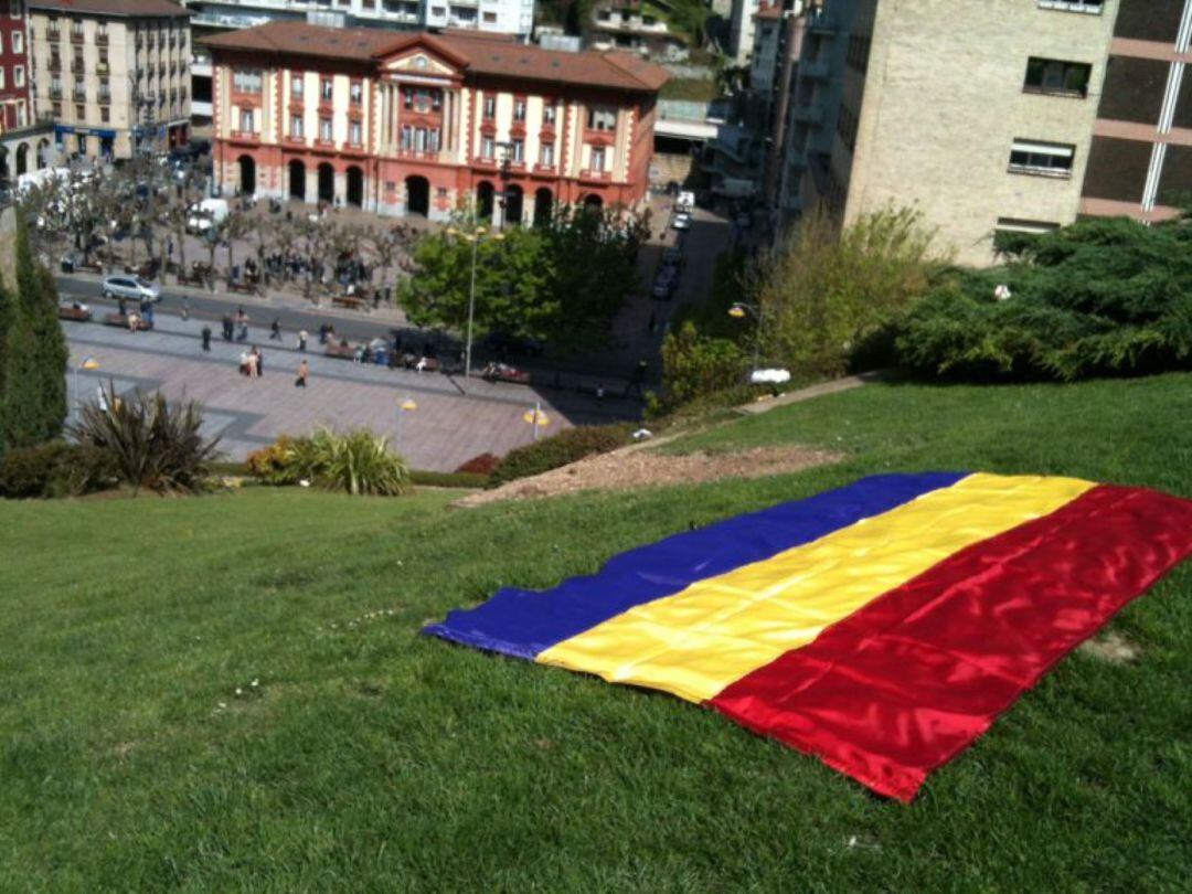 Una bandera republicana en el parque de Txaltza Zelai, con el ayuntamiento de Eibar al fondo