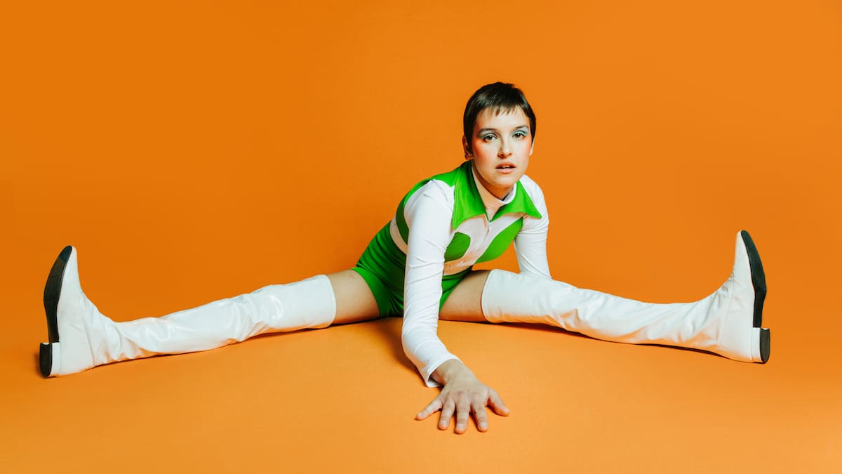 Carlota Flâneur: pop luminoso contra "el consumismo más absoluto"