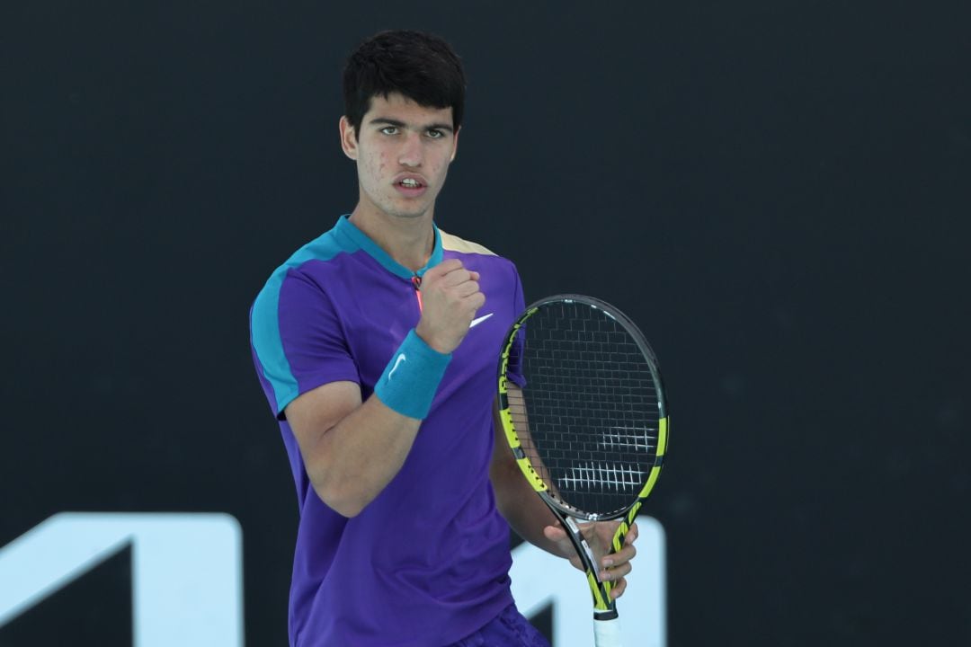 Carlos Alcaraz celebra un punto en su debut en un Grand Slam ante Botic van de Zandschulp en el Open de Australia