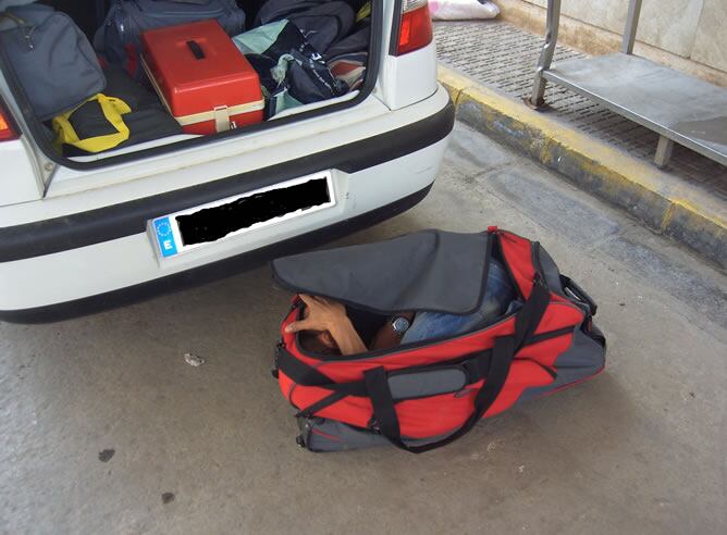 Un inmigrante localizado en interior de una bolsa de deportes