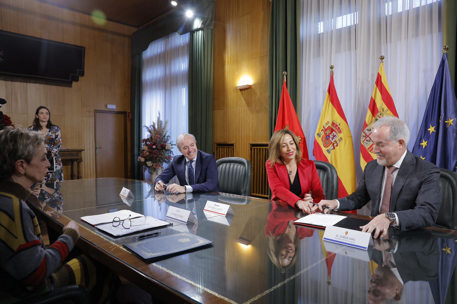 Imagen de archivo de Jorge Azcón, Natalia Chueca y Jorge Más en la firma ante el notario la constitución de la sociedad que impulsará la nueva Romareda