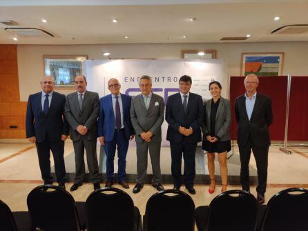 Miguel Doña, Javier Targhetta y Gabriel Cruz (Los tres en el centro), junto a los patrocinadores de los Encuentros SER