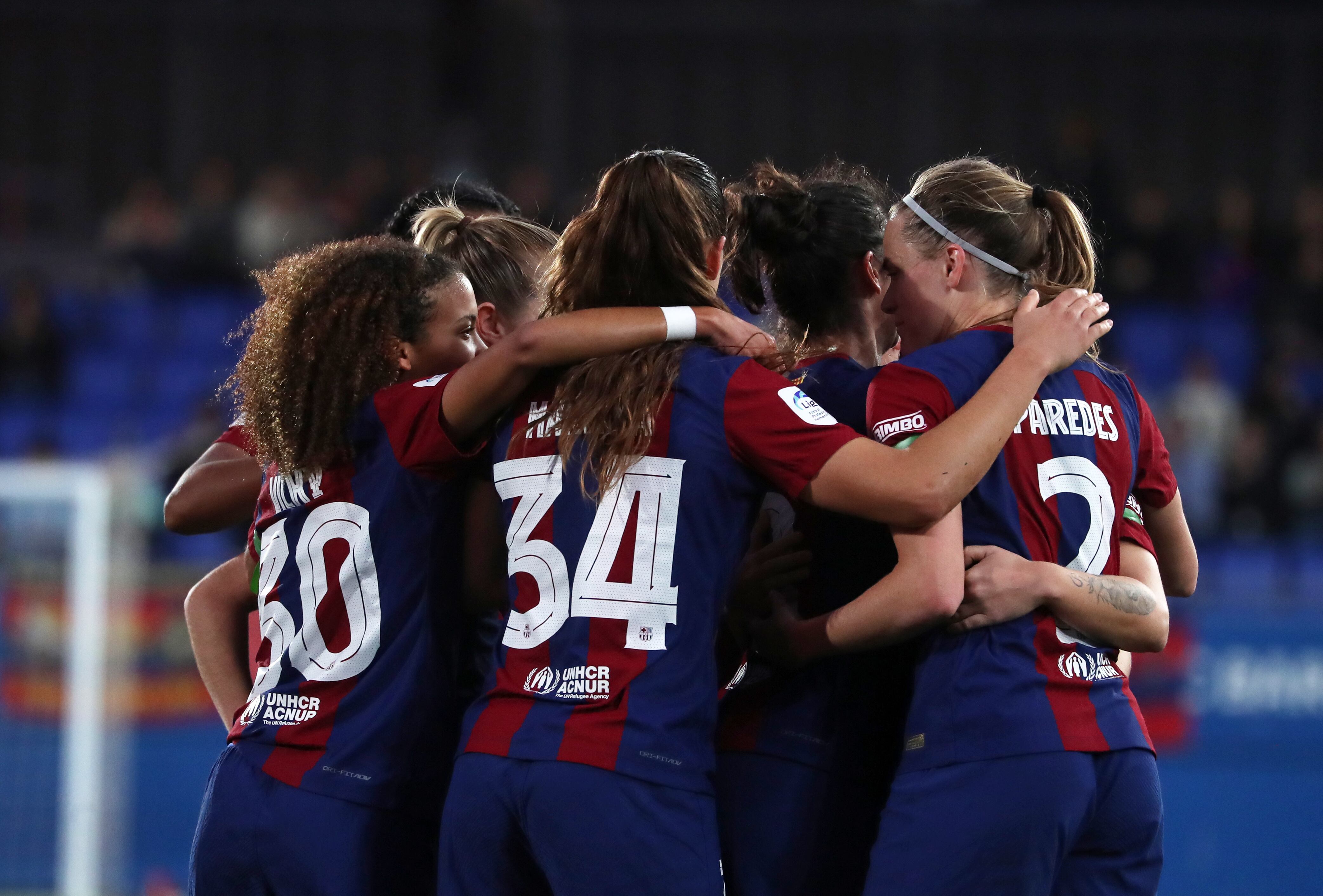 Las jugadoras del FC Barcelona celebran un gol ante el Sporting de Huelva