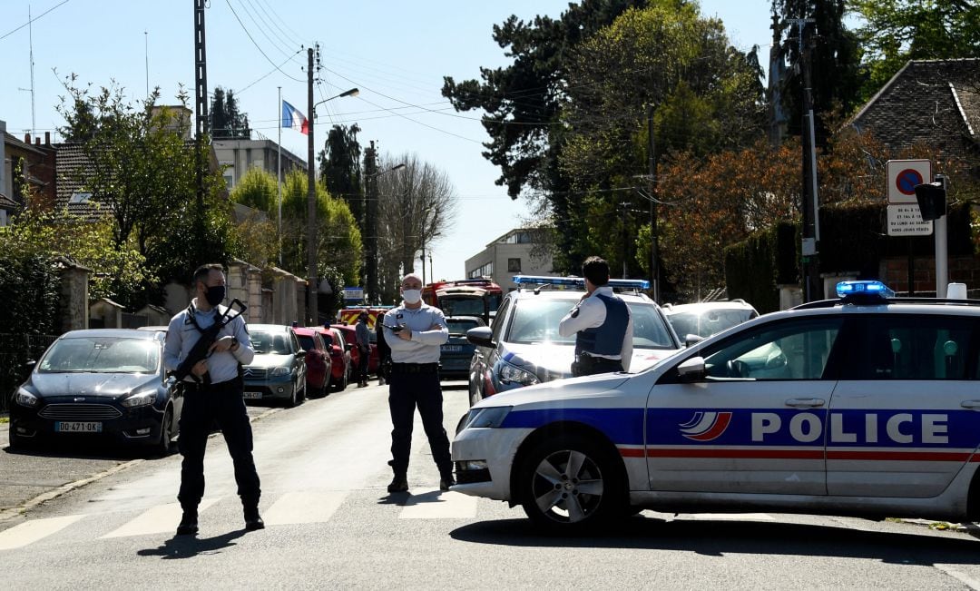 La Policía francesa tras el ataque a una agente que murió en el acto.