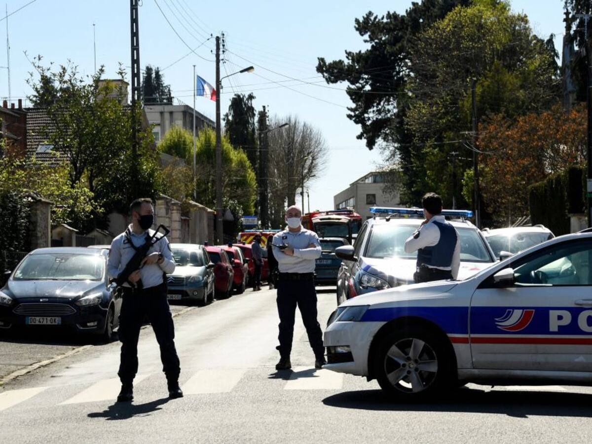 La Fiscalía francesa investiga como terrorista el asesinato de una policía cerca de París