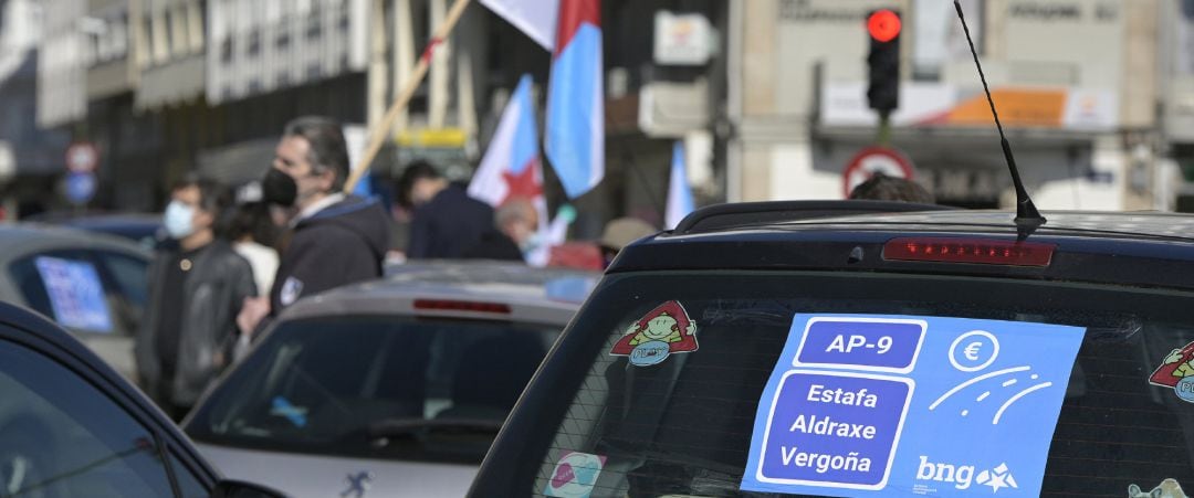 Varias personas participan en una caravana de vehículos convocada por el BNG para reivindicar la rebaja de los peajes en la AP-9, en A Coruña