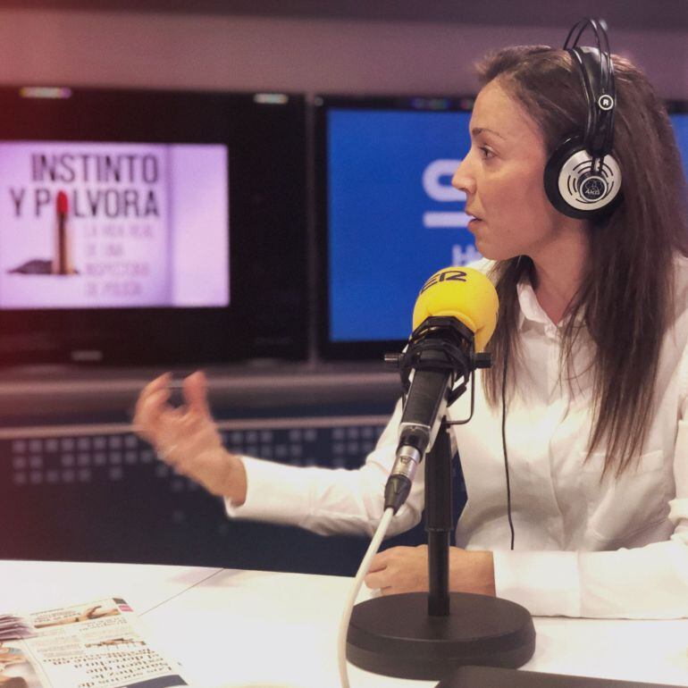 Silvia Barrera, policía especializada en cibercrimen, en los estudios de la Cadena SER.